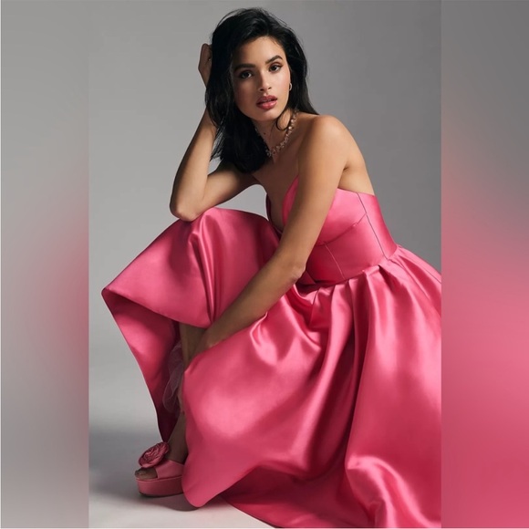 Hutch Sabrina Strapless V-Neck Pleated High-Low Gown - Picture 16 of 17